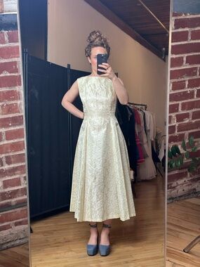 Stunning Vintage Elegant Cream Brocade Midi Dress with Trailing Bow